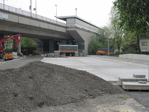 20100509_001 (1).JPG - Die Betonfahrbahn muss vier Wochen ruhen.